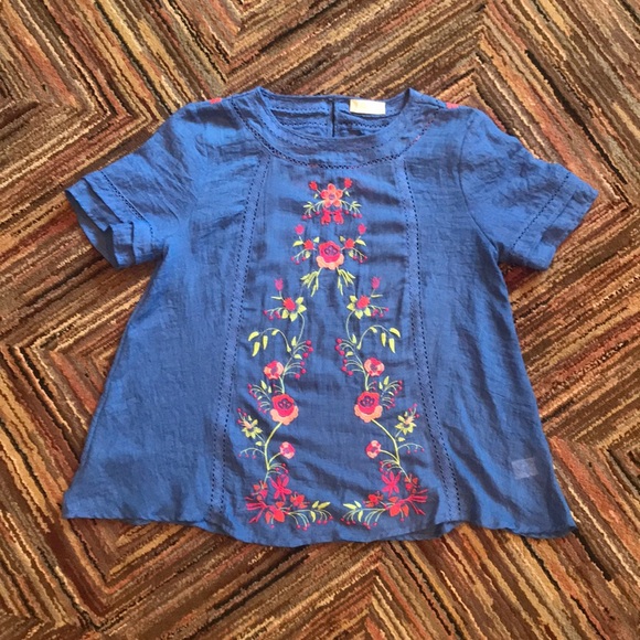 Flowy Chambray Top with Embroidered Flowers - Picture 4 of 8
